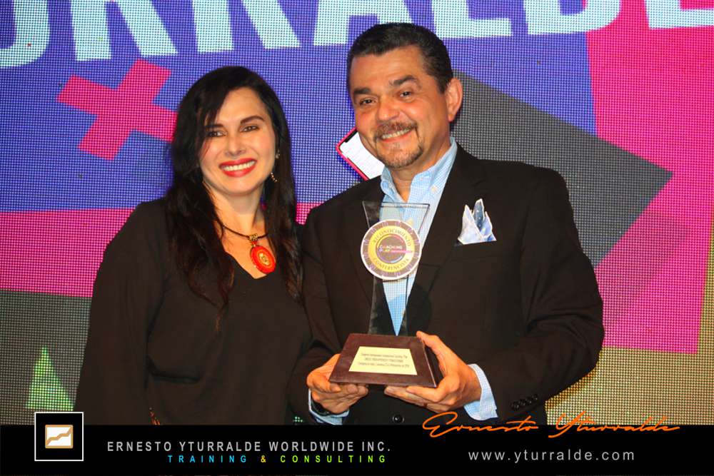 Reconocimiento a Ernesto Yturralde por aportes al coaching y aprendizaje experiencial