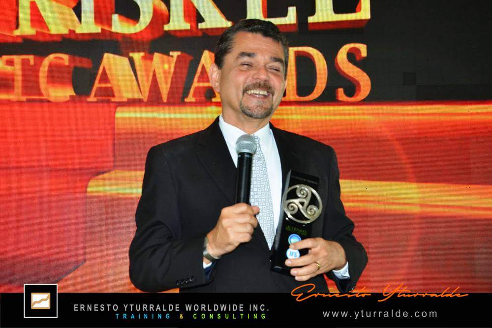 Ernesto Yturralde recibe el Premio Triskel de Platino por excelencia en facilitación experiencial