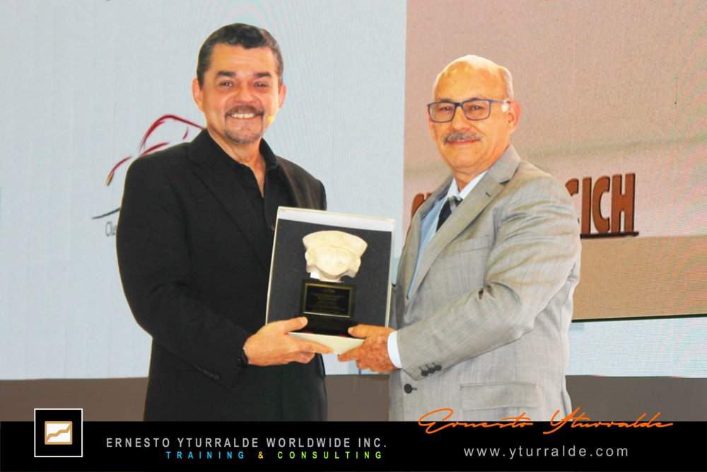 Reconocimiento internacional a Ernesto Yturralde como conferencista destacado